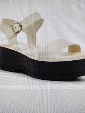 Sorel Dayspring Leather Honey White Platform Sandals. NIB. Size 10